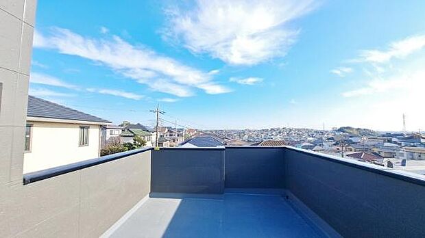 《ルーフバルコニー》 ■大きなバルコニーからは遠方まで景色を見渡せて、空の青さに包まれるような心地よさを味わえます。