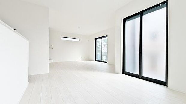 《リビングダイニング》 ■ゆとりを感じさせる上質で明るい空間が、住まう人や訪れる人を心地よく迎え入れてくれます。