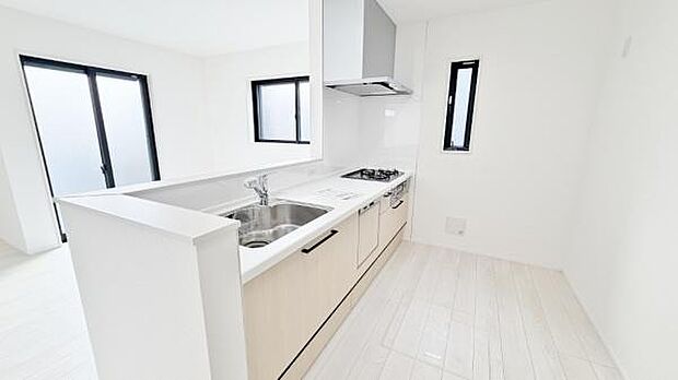 《システムキッチン》 ■家族が集う楽しく親子の会話も弾むキッチン。明るく清潔で使い勝手のいいキッチンには、いつも家族の笑顔があふれています。