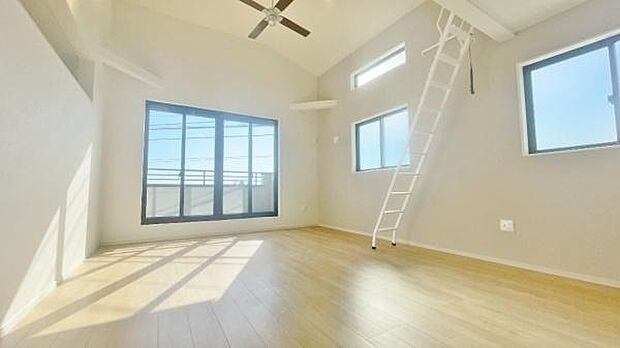 《リビングダイニング》　■上質な時間を育む暮らしのメインステージ。寛ぎとご家族とのコミュニケーションを育む居心地のよい場所。この明るい空間は家族に安らぎを与えて、落ち着いた心地よい空間になるでしょう。