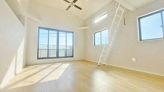 《リビングダイニング》　■大画面ＴＶも余裕、インテリアプランが考えやすいワイドなリビング。