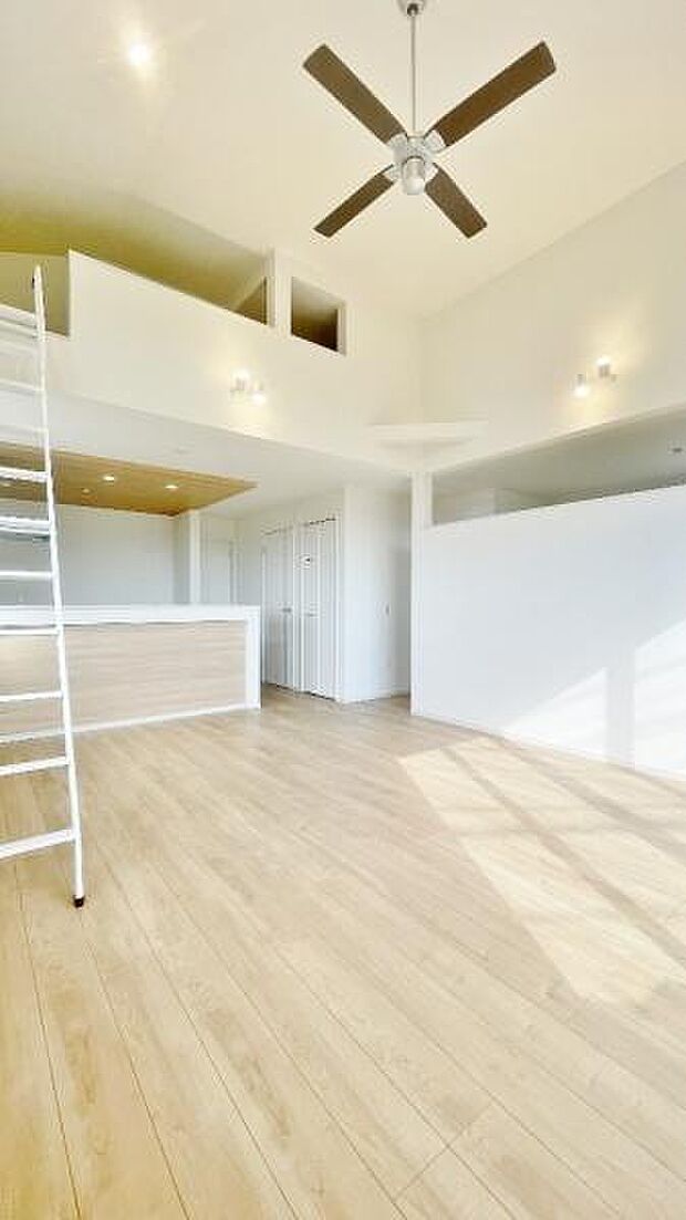 《リビングダイニング》　■豊かな光が照らすこの場所は、たわいもない会話を楽しみ、ゆったりとした時間を過ごす場所。家族の日常が刻まれる大切な空間です。自然光に溢れるこの空間はリフレッシュにピッタリです。