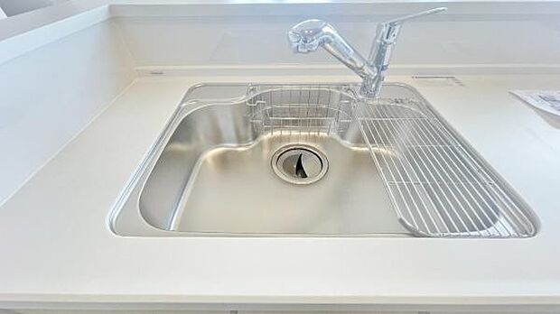 《キッチン》 ■ステンレス製シンク。幅と奥行きがありますので、食器洗時のストレスも減りそうです。