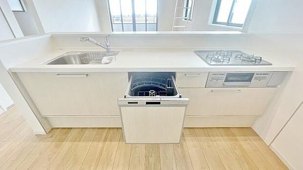 《食器洗い乾燥機》　■食事後もゆっくり過ごせる食器洗い乾燥機を設置。手洗いよりもキレイに洗え、節水にもなります。