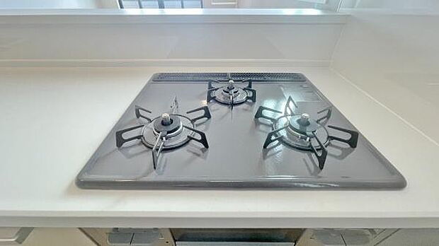 《三口ガスコンロ》 ■毎日料理をする方、家族の分まで作られる方には必須の三口ガスコンロ。同時進行が可能で効率よく、楽しく料理ができます。