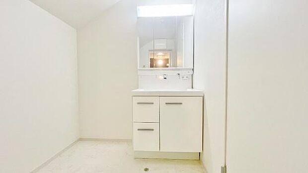 《洗面台》　■朝のバタバタした身支度を支えてくれる洗面所。