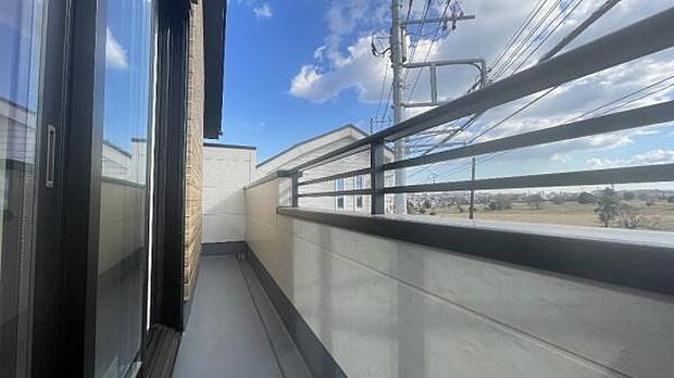 《バルコニー》　■さわやかな風が通り暖かい光がふりそそぐバルコニー