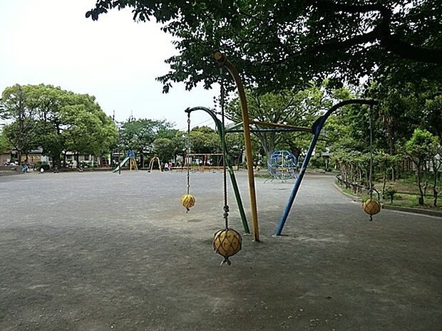 田島公園まで265m、住宅街の十分な広さの公園です。ブランコ・滑り台などの遊具があり、ベビーカーで入れますので、小さなお子様も楽しめます。