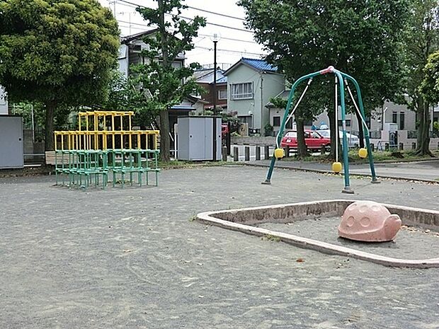 渡田第一公園まで376m、住宅街の十分な広さの公園です。ブランコ・滑り台などの遊具があり、ベビーカーで入れますので、小さなお子様も楽しめます。