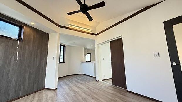 《リビングダイニング》　■上質な時間を育む暮らしのメインステージ。寛ぎとご家族とのコミュニケーションを育む居心地のよい場所。この明るい空間は家族に安らぎを与えて、落ち着いた心地よい空間になるでしょう。