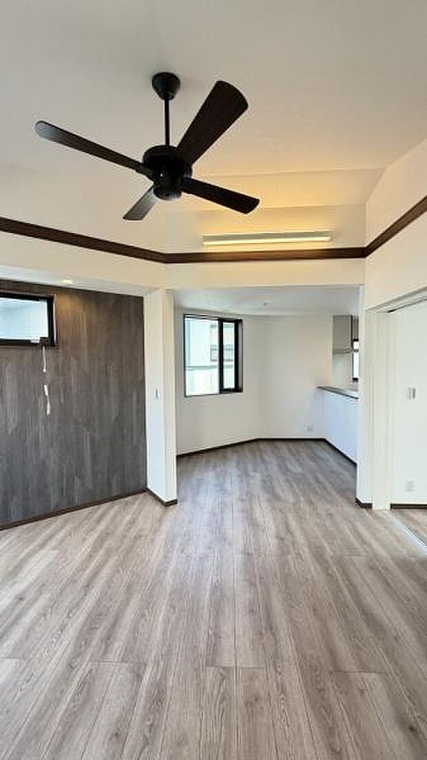 《リビングダイニング》　■開放的で広いリビング。のびのびとくつろげるリビングは、家族のコミュニケーションの場として、みんなが集まる憩いの場所に。