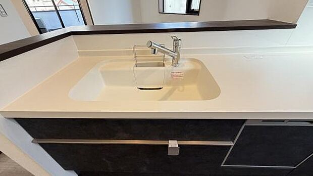 《キッチン》　■お手入れしやすくきれいなキッチン。お料理の始めから後片付けまで楽しい時間になりそうです。