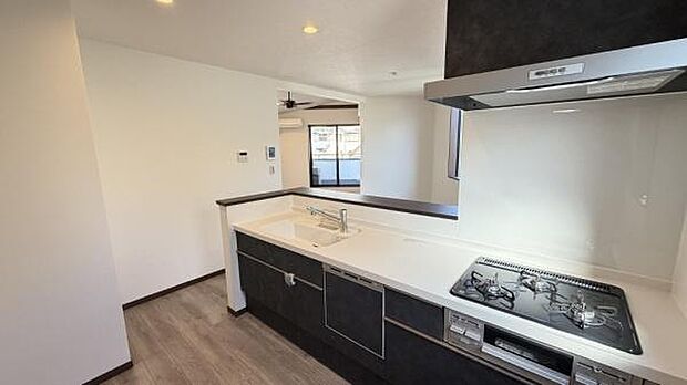 《システムキッチン》　■家族が集う楽しく親子の会話も弾むキッチン。明るく清潔で使い勝手のいいキッチンには、いつも家族の笑顔があふれています。