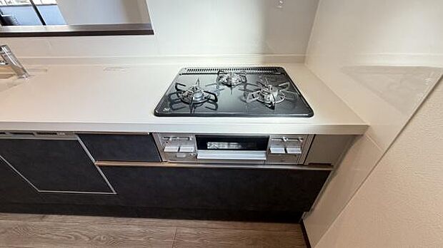 《三口ガスコンロ》 ■3つの炎が奏でる、心地よい暮らし。ビルトインガスコンロとグリルで、本格的な料理も思いのまま。明るく広々としたキッチンで、新しい日常を。