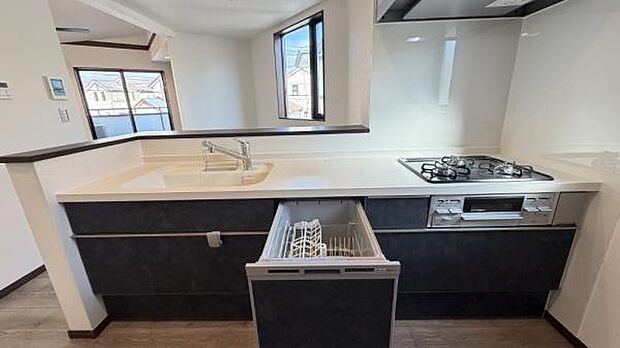 《食器洗い乾燥機》■食事後もゆっくり過ごせる食器洗い乾燥機を設置。手洗いよりもキレイに洗え、家事効率アップで家族時間が増やせます。