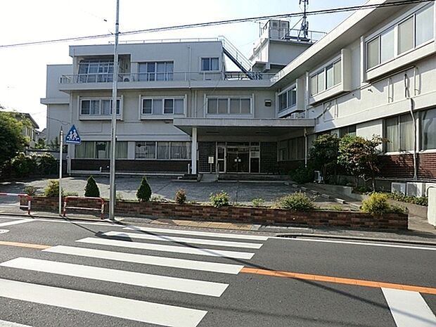 腰越中央病院まで1415m、内科・小児科・皮膚科・産科　8時30分から12時、14時30分から17時　休診　木土PM、日祝