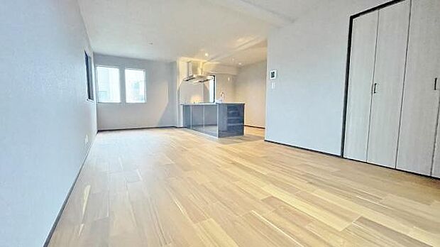 《リビングダイニング》　■家族が自然と集まって、思い思いにくつろぎ、遊び、語らう、やすらぎの空間。