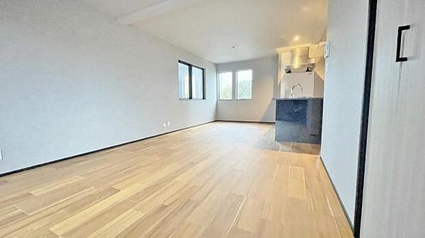 《リビングダイニング》　■豊かな光が照らすこの場所は、たわいもない会話を楽しみ、ゆったりとした時間を過ごす場所。