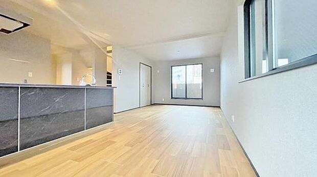 《リビングダイニング》　■開放的で広いリビング。のびのびとくつろげるリビングは、家族のコミュニケーションの場として、みんなが集まる場所に。