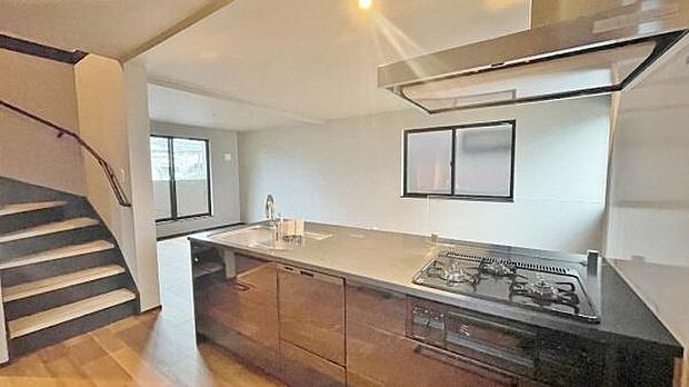 《システムキッチン》　■よく使う物はシンクの下に、保存容器やお鍋などの季節の食器は背中側に。使い分けができる収納スペースがたっぷりのキッチンです