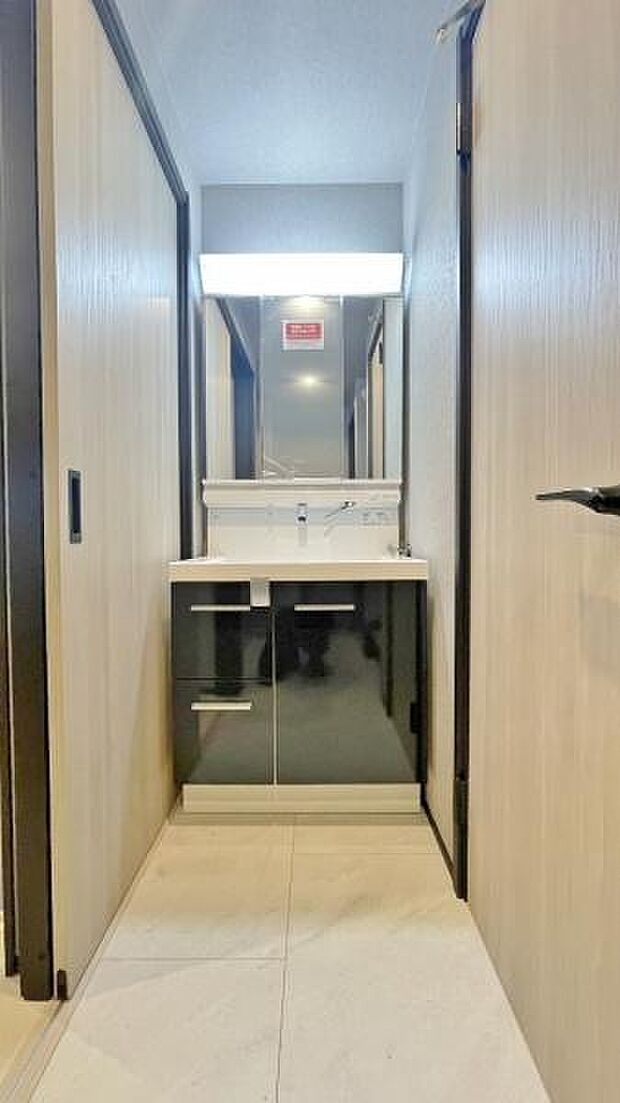 《洗面化粧台》　■使いやすいシャープなデザインの洗面化粧台。