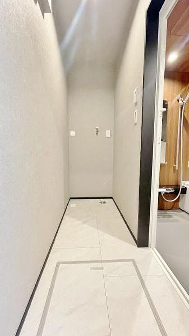 《ランドリー》■ドラム式洗濯機も楽々における、広いパウダールームで朝の身支度も気持ちよくできそう。室内物干しやワークカウンター付きで、お洗濯の効率もUP。