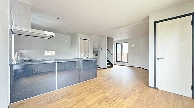 《リビングダイニング》　■大画面ＴＶも余裕、インテリアプランが考えやすいワイドなリビング。家族がしぜんに集まる広さ、お子様が思わず走り出す大空間。