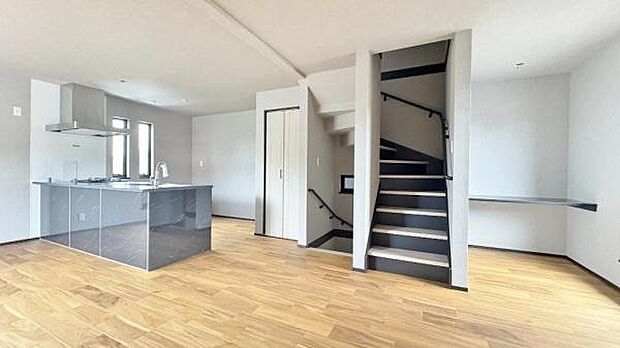 《リビングダイニング》 ■開放的で広いリビング。のびのびとくつろげるリビングは、家族のコミュニケーションの場としてみんなが集まる場所に。