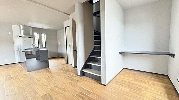 《リビングダイニング》 ■豊かな光が照らすこの場所は、たわいもない会話を楽しみ、ゆったりとした時間を過ごす場所。家族の日常が刻まれる大切な空間です。自然光に溢れるこの空間はリフレッシュにピッタリです。