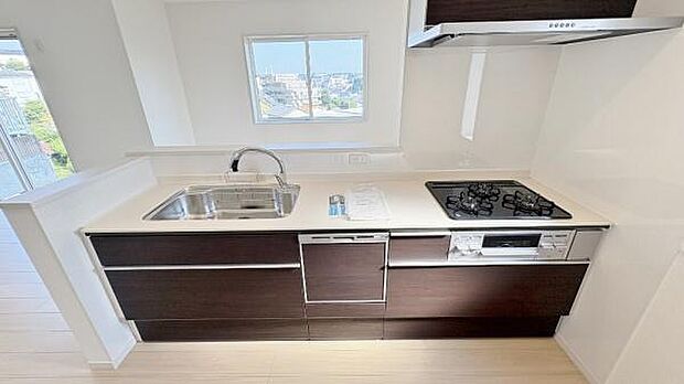 《システムキッチン》 ■お手入れしやすくきれいなキッチン。お料理の始めから後片付けまで楽しい時間になりそうです。