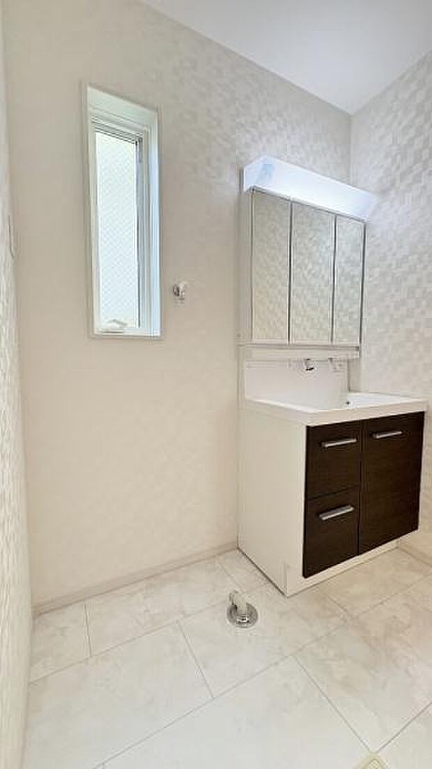 《洗面化粧台》 ■使いやすいシャープなデザインの洗面化粧台。