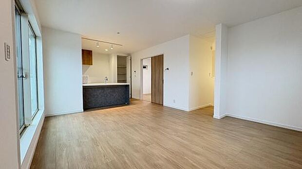 《リビングダイニング》　■上質な時間を育む暮らしのメインステージ。寛ぎとご家族とのコミュニケーションを育む居心地のよい場所。