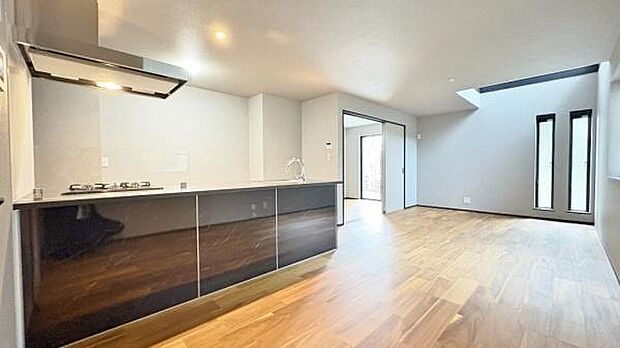 《リビングダイニング》 ■豊かな光が照らすこの場所は、たわいもない会話を楽しみ、ゆったりとした時間を過ごす場所。家族の日常が刻まれる大切な空間です。自然光に溢れるこの空間はリフレッシュにピッタリです。