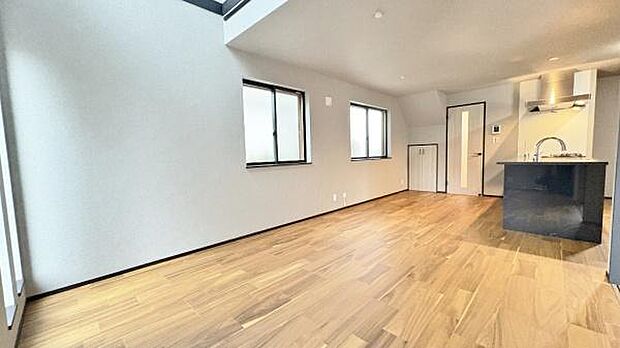 《リビングダイニング》 ■開放的で広いリビング。のびのびとくつろげるリビングは、家族のコミュニケーションの場として、みんなが集まる暖かな場所に。