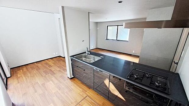 《リビングダイニング》 ■家族が自然と集まって、思い思いにくつろぎ、遊び、語らう、やすらぎの空間。