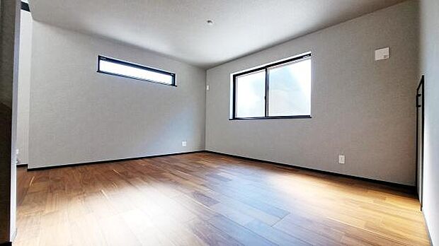 《リビングダイニング》 ■豊かな光が照らすこの場所は、たわいもない会話を楽しみ、ゆったりとした時間を過ごす場所。家族の日常が刻まれる大切な空間です。自然光に溢れるこの空間はリフレッシュにピッタリです。