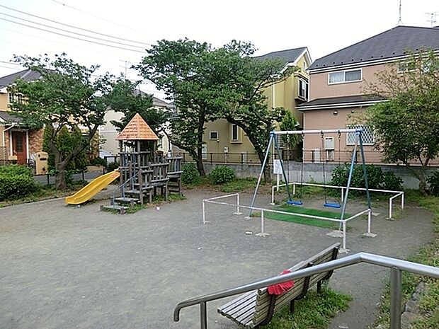 本牧緑ケ丘公園まで303m、山手駅東側の坂の上にある、小さなお子様が安心して遊べる公園。