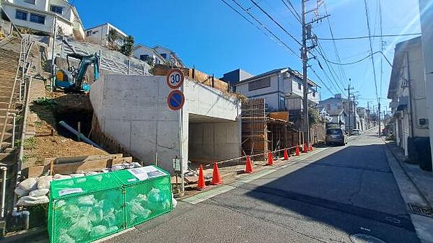 《前面道路》 ■一戸建ての多いエリア、静かで落ち着いた雰囲気。