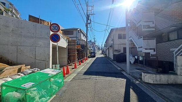 《前面道路》　■一戸建ての多いエリア、静かで落ち着いた雰囲気。