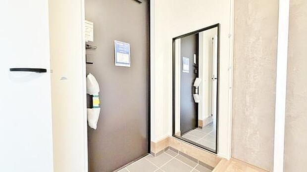 《玄関》　■玄関を開けると、エントランスホールがお出迎え。上がりがまちやシューズボックスがゆったりと構え、心地よさに包まれます。