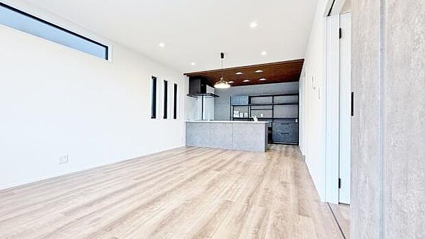 《リビングダイニング》　■ご家族でゆったりとした時間を過ごす場所です。