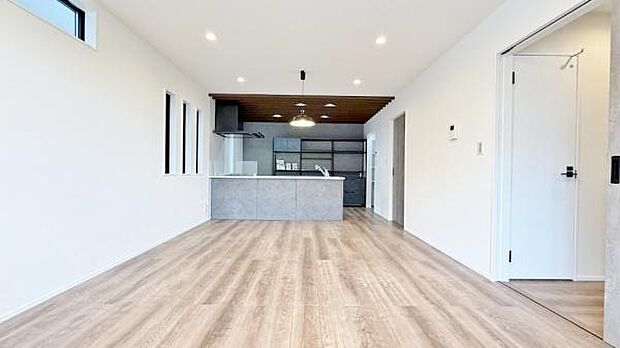 《リビングダイニング》　■開放感溢れるリビング