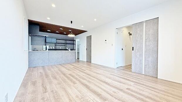 《リビングダイニング》　■豊かな光が照らすこの場所は、たわいもない会話を楽しみ、ゆったりとした時間を過ごす場所。家族の日常が刻まれる大切な空間です。自然光に溢れるこの空間はリフレッシュにピッタリです。