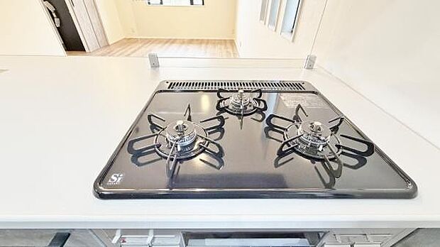 《三口ガスコンロ》 ■3つの炎が奏でる、心地よい暮らし。ビルトインガスコンロとグリルで、本格的な料理も思いのまま。明るく広々としたキッチンで、新しい日常を。