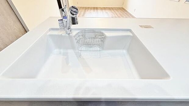 《システムキッチン》　■人造大理石シンクは、見た目がとてもスッキリしています。水垢が付きにくいのも嬉しいポイントです。