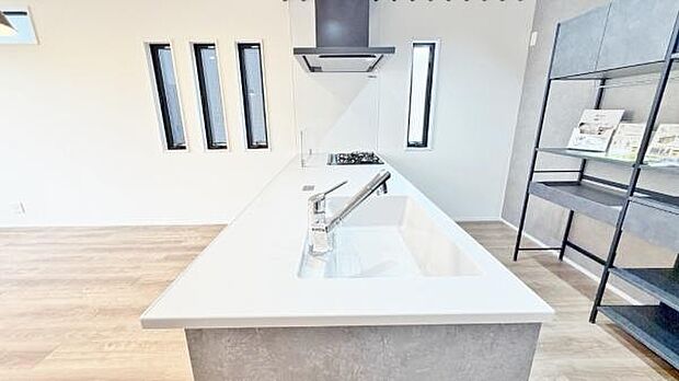 《システムキッチン》　■家族が集う楽しく親子の会話も弾むキッチン。明るく清潔で使い勝手のいいキッチンには、いつも家族の笑顔があふれています。