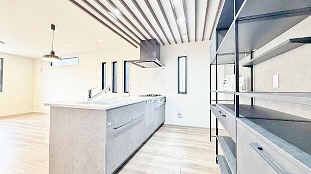 《ダイニングキッチン》　■会話を楽しみながら食事を味わう。一緒にいる時間が楽しい空間。カフェにいるような気分で毎日を過ごしたい。家族でいる時間を柔らかに包み込むインテリア。