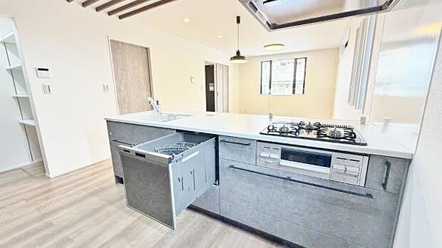 《ダイニングキッチン》　■人気の対面キッチン。家族団らんの食卓。