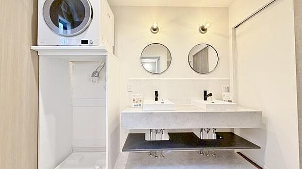 《洗面台》　■朝のバタバタした身支度を支えてくれる洗面所。