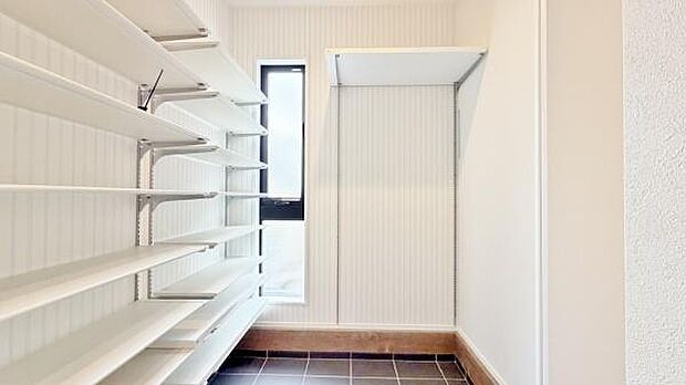 《シューズインクローク》　■人気のシューズインクローク。靴だけでなくアウトドア用品や雨具などもスッキリ収納可能です。